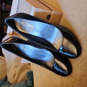 Me Too Black Patent Leather Pumps Size 7 Round Toe 4 Inch